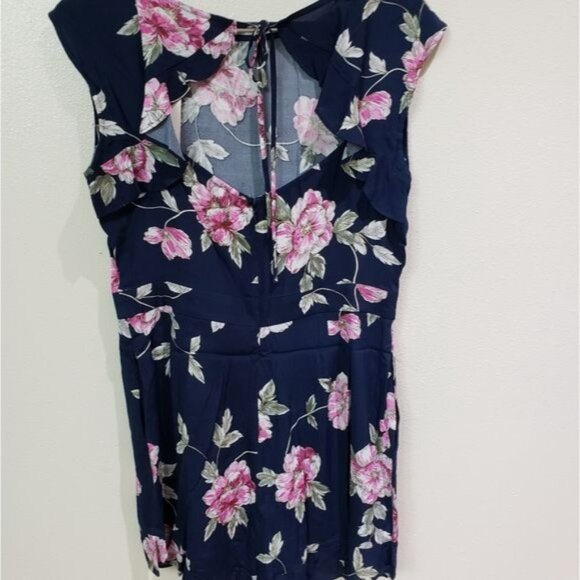 Cupcakes and Cashmere Jacinda, cap sleeve, keyhole back, floral romper size 8 - Picture 2 of 8